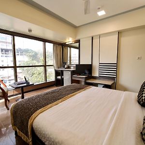 Deluxe Room Complimentary Room Upgrade on Food Beverage
